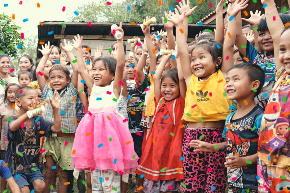 Aldea Infantil SOS con niños felices y confeti