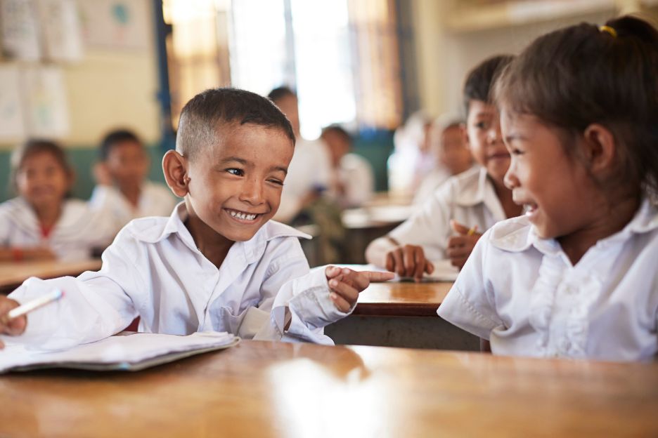 Aldea Infantil SOS con niños felices y confeti